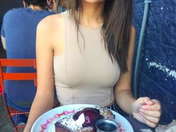 OnePlus Gaet Model Super Seksi Emily Ratajkowski