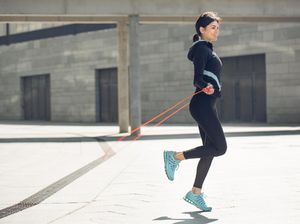 Tertarik Coba Olahraga Lompat Tali Sore Ini? Berikut Manfaatnya