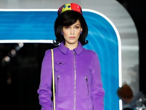 Saat Jackie O Jadi Alien di Fashion Show Moschino