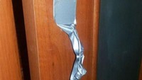 Lakban juga bisa disulap jadi gagang pintu lho. Ini buktinya. Foto: boredpanda