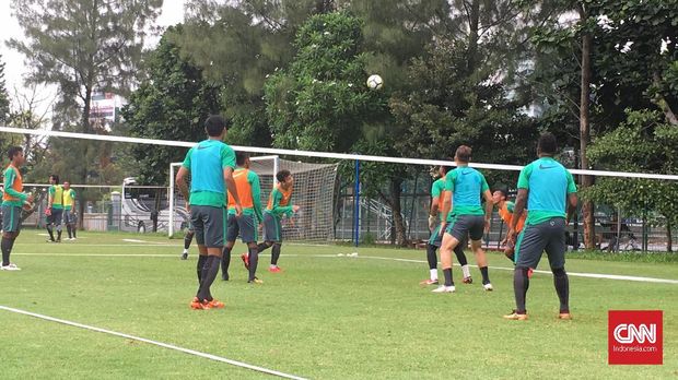 Timnas Indonesia mendapat materi sepak bola tenis dalam sesi latihan Kamis (22/2).