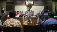 Jaksa KPK menampilkan percakapan eks Dirut PT Quadra Solution Anang Sugiana Sudihardjo dengan mantan bos PT Biomorf Mauritius Johannes Marliem.