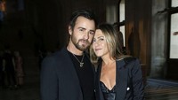 Jennifer Aniston berselingkuh dengan Justin Theroux di lokasi syuting Wanderlust saat sang pria masih menjalin hubungan dengan Heidi Bivens. Foto: Getty Images