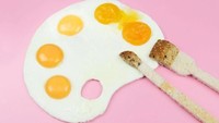 Putih telur dan kuning telur mata sapi yang disusun bersebelahan kok bentuknya seperti wadah cat air. Kuasnya pun bisa dimakan karena terbuat dari roti. Foto: Istimewa