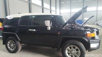 Mobil tersebut berjenis FJ Cruiser 4.0 L WD. Mobil warna hitam tersebut bernomor polisi B 1330 SZZ.