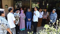 Silaturahmi anak dengan Bapak, junior dengan senior, bercerita mengenai revitalisasi wilayah daerah aliran Sungai Citarum dari hulu, tengah, hilir, banyak yang kita sampaikan, ujar Jokowi dalam keterangan tertulis yang disampaikan Deputi Bidang Protokol, Pers, dan Media Sekretariat Presiden, Bey Machmudin, Kamis (22/2/2018). (Foto: Laily Rachev - Biro Pers Setpres)