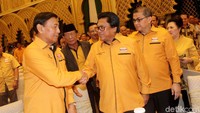 Dalam acara ini, Wiranto turut hadir. Ketua Dewan Pembina Hanura itu memakai seragam partai.
