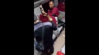 Dari video, terlihat dua orang menangkap ular sanca yang cukup panjang itu (Foto: Screenshot video viral ular di kereta)