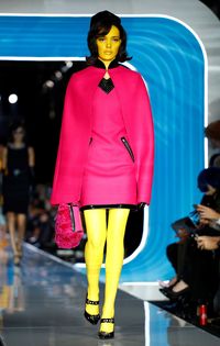 Saat Jackie O Jadi Alien di Fashion Show Moschino