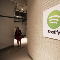 Anda yang suka mendengar musik pasti familiar dengan aplikasi Spotify. Sebagai sebuah aplikasi musik, Spotify akan menggratiskan sejumlah tiket konser. Perusahaan ini pun menawarkan fasilitas yang unik yakni pembekuan sel telur dan perawatan kesuburan. Spotify juga mendukung para orangtua baru dengan memberikan cuti dibayar selama enam bulan dan satu bulan kerja fleksibel. Foto: GettyImages