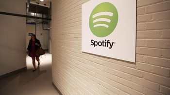 Dalam buku berjudul The Real Frank Zappa Book yang rilis pada 1989, Frank Zappa memunculkan kehadiran platform berbagi file dan layanan streaming musik. Saat ini, ada Spotify sampai Apple Music yang mewujudkan ramalan itu. (Foto: GettyImages)