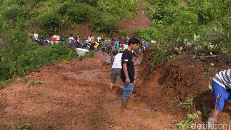 Listrik di Lokasi Longsor yang Tewaskan 5 Orang di Brebes Dipadamkan Listrik di Lokasi Longsor yang Tewaskan 5 Orang di Brebes Dipadamkan
