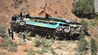 Kondisi bus rusak parah usai jatuh ke dalam jurang. Para petugas penyelamat tampak menyisir lokasi untuk menyelamatkan para korban. Foto: REUTERS/Diego Ramos