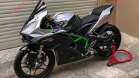 Motor yang aslinya dijual seharga Rp 30 jutaan itu berubah menjadi mirip Ninja H2R yang dijual seharga Rp 1 miliar. Foto: Facebook/LeeAT Moto