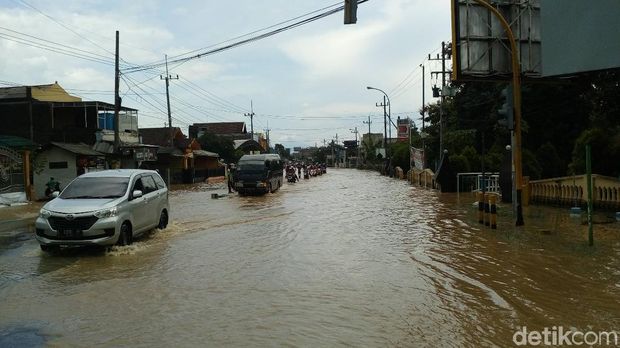 Banjir di Jombang lumpuhkan jalan/