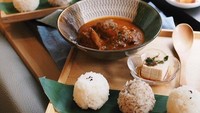 Suka curry rice? Anda wajib mencicipi sajian curry rice set di sini. Nasinya disajikan terpisah dalam bentuk kepalan.Foto: FB Cafe de Riz