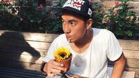Siang-siang di Sydney, Daniel asyik menyeruput minumannya. Baru aja sampai Sydney and dikasih minuman yang macho abis.. Tapi padahal minumannya digarnish bunga lho, mana yang macho ya? Foto: Instagram @vjdaniel