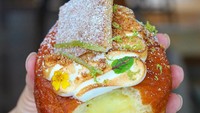 Sebenarnya ini adalah pie, namun dessert ini dibentuk menjadi donat. Donat yang dibuat oleh The Salty Donut di Miami ini punya sensasi rasa jeruk nipis yang segar. Foto: Istimewa