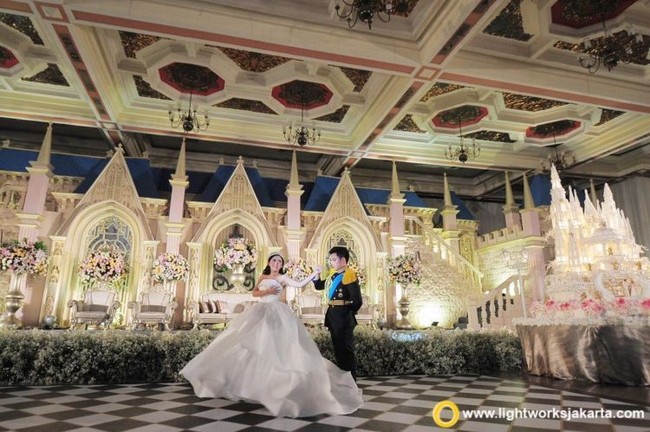 Selebgram Rachel Vennya dan Niko Al Hakim yang sejak pacaran sudah kerap jadi perbincangan netizen menggelar pernikahan mewah pada 5 Februari 2017 di Balai Sudirman, Jakarta. Pesta pernikahan mereka bertemakan Wonderland. Area pernikahan dibuat megah bak suasana kerajaan. Foto: Instagram