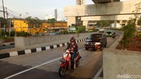 Lalu lintas di akses keluar underpass, tepatnya di depan Mal Poins Square, terpantau lancar. Namun, kendaraan terlihat mengurangi kecepatannya karena ada proyek MRT.