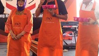 Wih, Sandiaga kelihatan lahap banget menyantap daging. Rupanya ia sedang menghadiri acara Rekor MURI memasak daging terbanyak bumbu nusantara. Foto: Instagram sandiuno