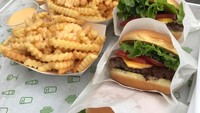Sering berlibur ke berbagai negara di dunia, Uya dan keluarga ternyata memilih menu burger dari In & Out sebagai menu favorit mereka. Foto: Instagram/ @king_uyakuya