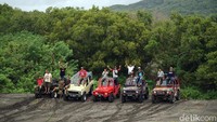 Wisatawan pun tak melewatkan kesempatan berfoto bersama (Ombak Samudera/detikTravel)