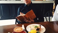 Terakhir ada foto Daniel saat menikmati makanannya. Sudah ada sepotong kue dengan es krim dan segelas latte hangat. Foto: Instagram @vjdaniel