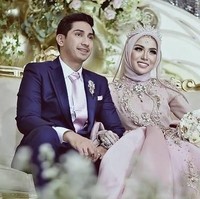 Selebgram yang dikenal sebagai pengusaha travel dan desainer Medina Zein menggelar pernikahan mewah saat dipinang adik Ayu Azhari, Lukman Azhari. Medina Zein tampil bak puteri dalam balutan gaun pengantin rancangan Ayu Dyah Andari pada hari pernikahannya yang digelar di Hotel Fairmont Senayan, Jakarta Pusat, Agustus 2017.Foto: Instagram