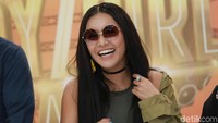 Senyuman manis Denada. Foto: Palevi S/detikHOT
