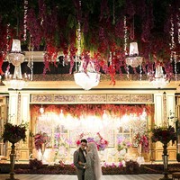 Inilah kemewahan dekorasi pernikahan Mega Iskanti di Jakarta Convention Center. Dekorasi yang ditangani Stupa Caspea itu menghadirkan kemewahan dengan lampu chandelier di area pelaminan dan berbagai bunga bernuansa merah hingga fuschia. Foto: Instagram