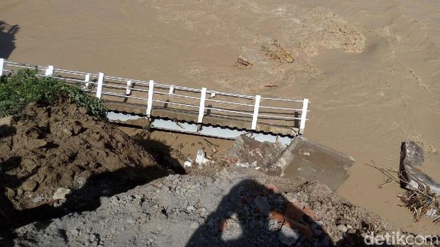 Jembatan putus sebelum diresmikan