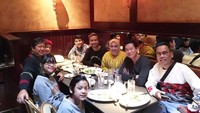 Liburan ke California, Uya dan keluarga menyempatkan makan siang bersama dengan rekan-rekannya termasuk Vidi Aldiano. Foto: Instagram/ @king_uyakuya