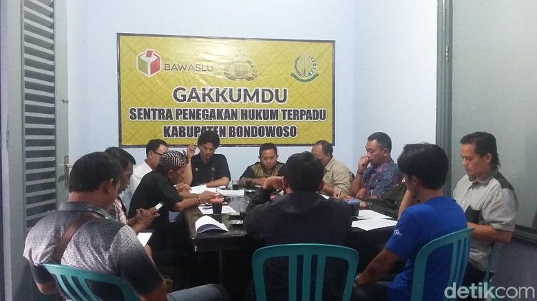 Rakor Panwaskab dan Tim Paslon Deadlock Soal Alat Peraga Kampanye Rakor Panwaskab dan Tim Paslon Deadlock Soal Alat Peraga Kampanye
