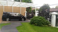 Rumah OSO tak hanya mewah, tapi juga luas. Ini penampakan halaman depan rumah OSO. Foto: (Samsudhuha Wildansyah/detikcom).