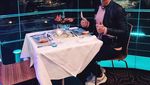 Intip Seru dan Kerennya Daniel Mananta Berpose Bareng Makanan