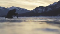 Danau Abraham mengeluarkan gas metana sepanjang tahun. Namun, di musim dingin, proses biologis di sana membentuk fenomena yang menakjubkan yang dicari para fotografer (BBC Travel)