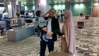 Novel Baswedan tampak tersenyum bersama istri dan anaknya di Bandara Changi Singapura (Foto: Twitter Haris Azhar)