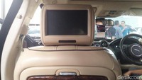 Mobil tersebut dilengkapi 3 layar TV yang ada di bagian depan dan belakang. Disertai head unit radio di bagian depan dan belakang.
