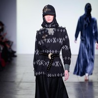 Desainer Vivi Zubedi menghadirkan koleksi terbarunya yang mengangkat kain sasirangan dan tenun pagatan khas Kalimantan Tengah di New York Fashion Week, Industria Studio, New York City, Minggu (11/2/2018). ((Photo by Fernanda Calfat/Getty Images)