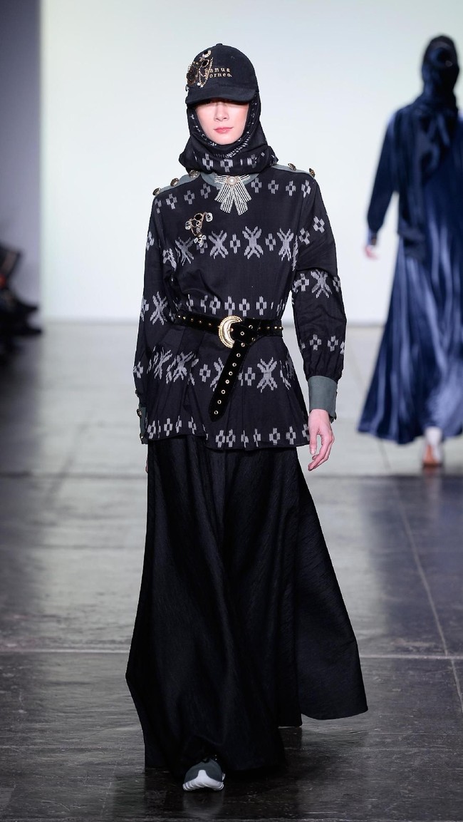 Desainer Vivi Zubedi menghadirkan koleksi terbarunya yang mengangkat kain sasirangan dan tenun pagatan khas Kalimantan Tengah di New York Fashion Week, Industria Studio, New York City, Minggu (11/2/2018). ((Photo by Fernanda Calfat/Getty Images)