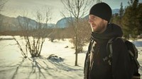 Seorang traveler berkunjung ke Danau Abraham. Sebelum mencapai permukaan danau, gas metana tertahan oleh cuaca dingin dan membeku membentuk bola-bola berwarna putih. (BBC Travel)