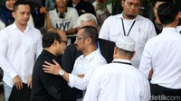 Mantan Ketua KPK Abraham Samad menyambut Novel Baswedan.