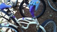Stang sepeda ini hilang entah ke mana. Ambil joystick bekas video game, rekatkan pakai lakban. Foto: boredpanda