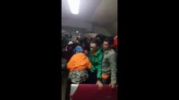 Begini ekspresi ngeri penumpang kereta saat melihat ular sanca melata di kereta yang mereka tumpangi (Foto: Screenshot video viral ular di kereta)