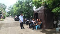 Foto: Ada 2 Pamdal yang berjaga di depan rumah Novel.Fotografer: Indra Komara/detikcom