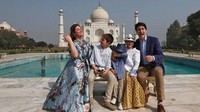 Bersama istri dan ketiga anaknya mereka berkunjung ke Taj Mahal. Mereka berlima berpose dan berfoto dengan latar Taj Mahal. (Reuters)