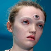 Muncul pula model perempuan bermata tiga. (Foto: REUTERS/Tony Gentile)