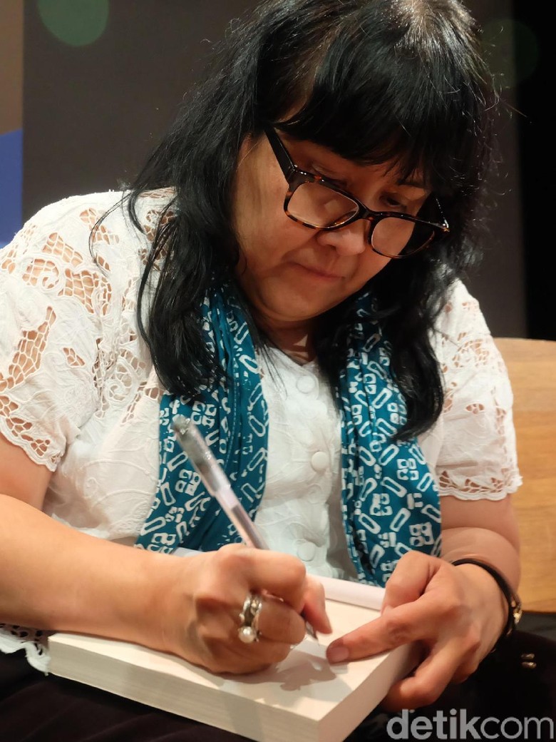 Novel Laut Bercerita Mampu Ceritakan Ulang Detail Peristiwa 1998 Foto: Tia Agnes/ detikHOT Novel Laut Bercerita Mampu Ceritakan Ulang Detail Peristiwa 1998 Foto: Tia Agnes/ detikHOT