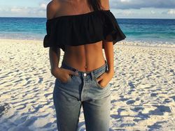 OnePlus Gaet Model Super Seksi Emily Ratajkowski